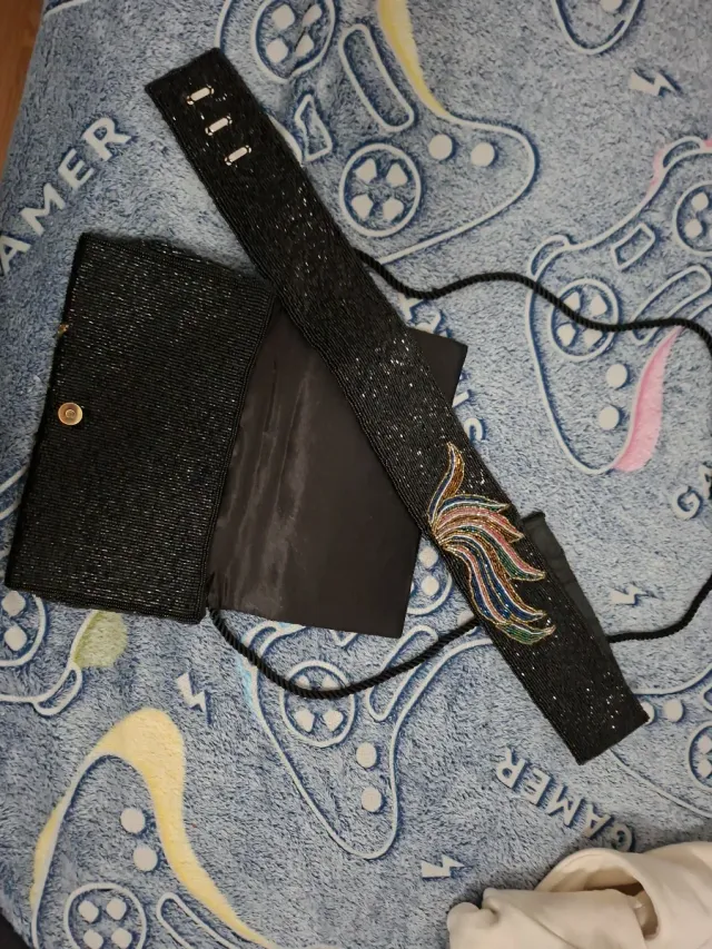 Bolso de mano y cinturón con abalorios