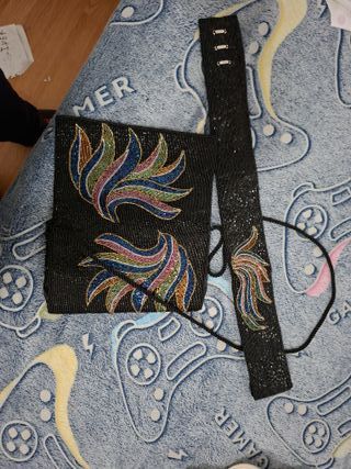 Bolso de mano y cinturón con abalorios