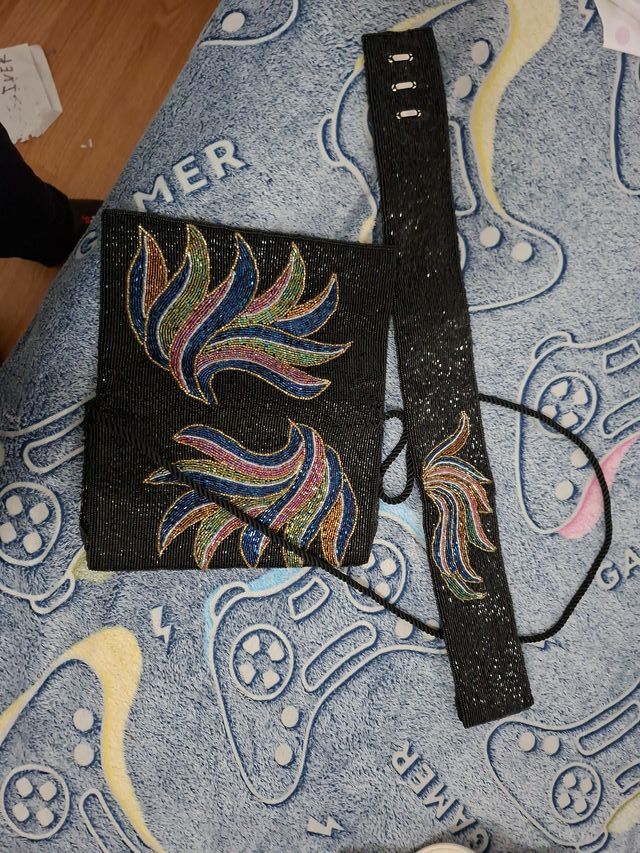 Bolso de mano y cinturón con abalorios