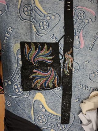 Bolso de mano y cinturón con abalorios