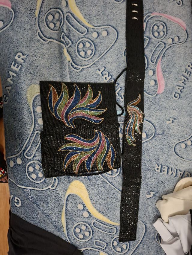 Bolso de mano y cinturón con abalorios