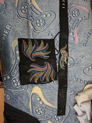 Bolso de mano y cinturón con abalorios