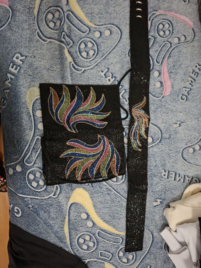 Bolso de mano y cinturón con abalorios