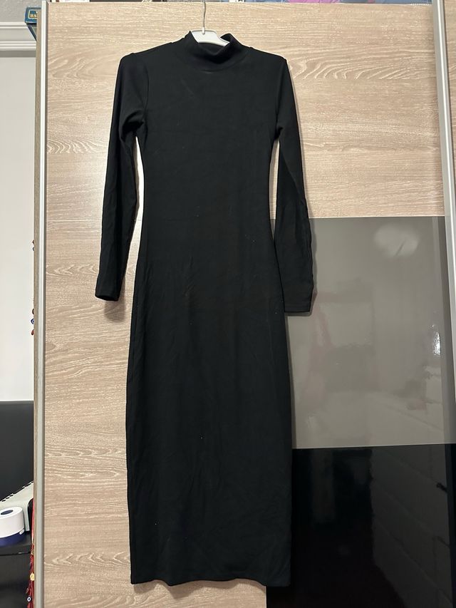 Vestito nero Zara con collo alto e maniche lunghe