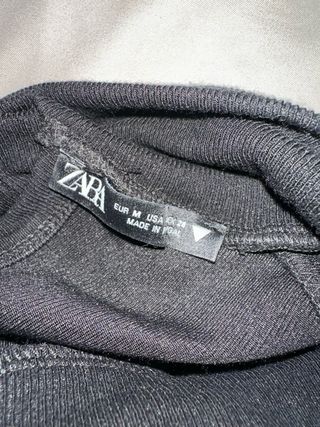 Vestido negro Zara cuello alto manga larga