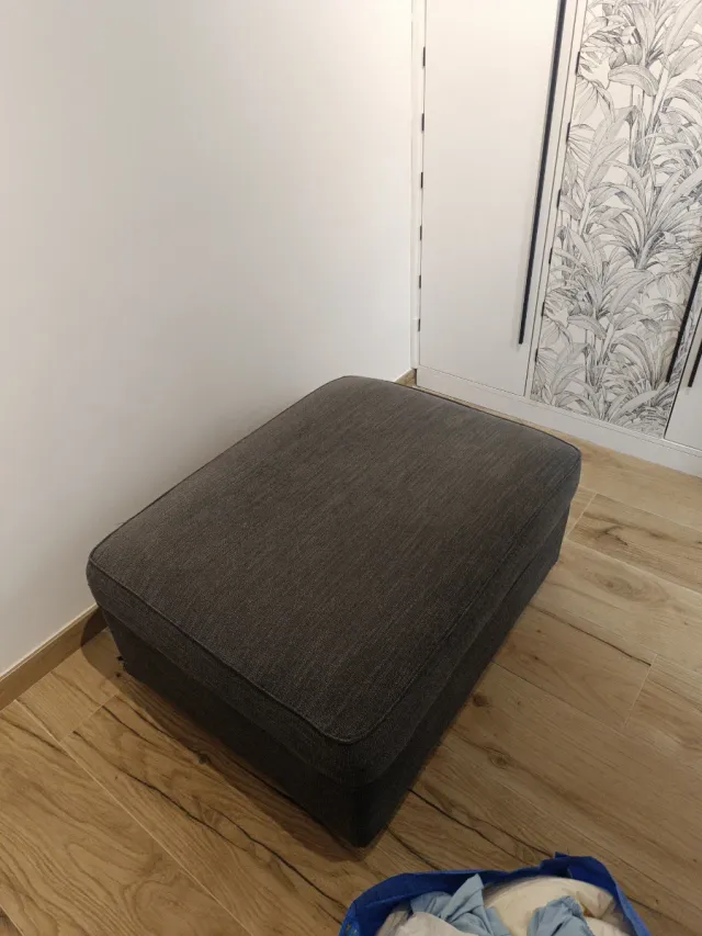 Reposapiés KIVIK IKEA gris con almacenaje
