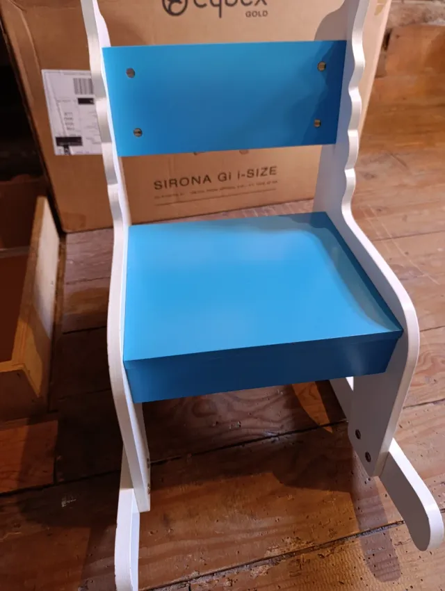 Mecedora infantil blanca y azul