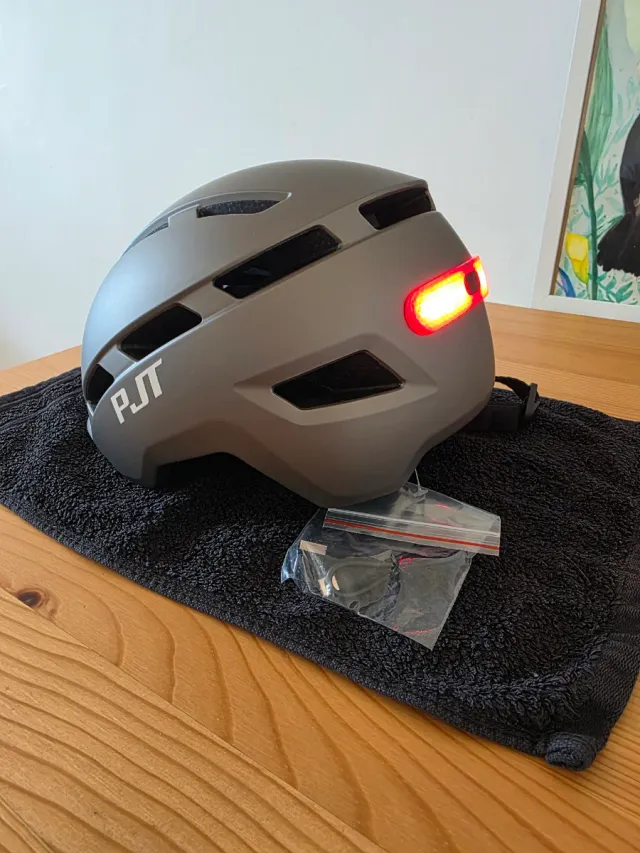 Casco inteligente con luz LED recargable