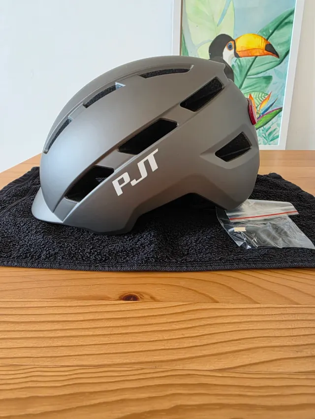 Casco inteligente con luz LED recargable