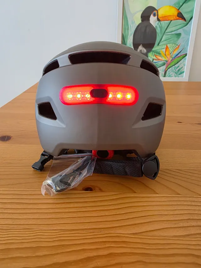 Casco inteligente con luz LED recargable