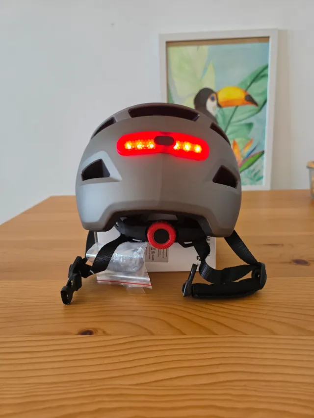 Casco inteligente con luz LED recargable