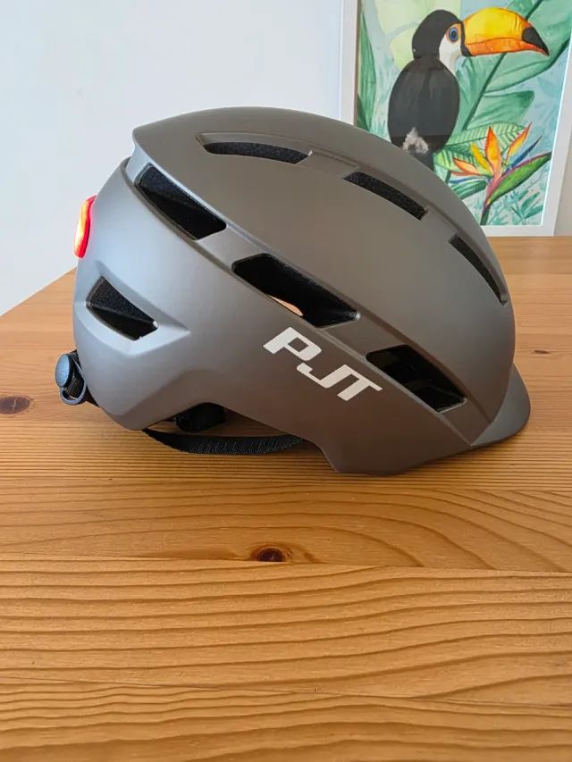 Casco inteligente con luz LED recargable