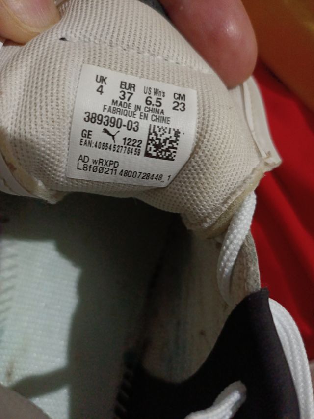 Zapatillas Puma Blancas y Negras