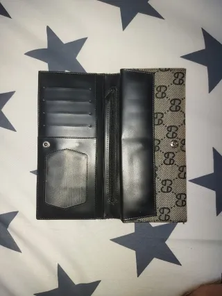 Cartera de mano con monograma