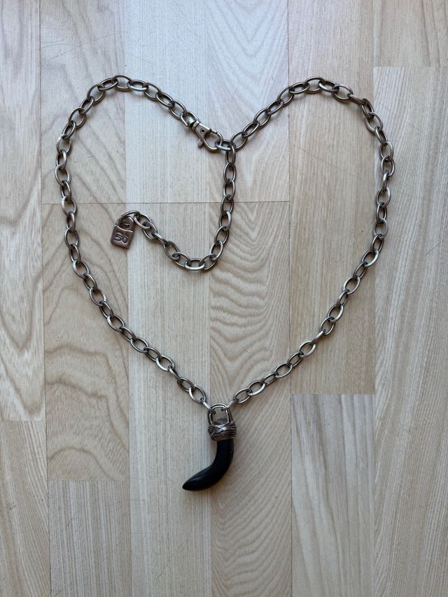 Collar Zamak Largo Cuerno Negro Resina UNOde50