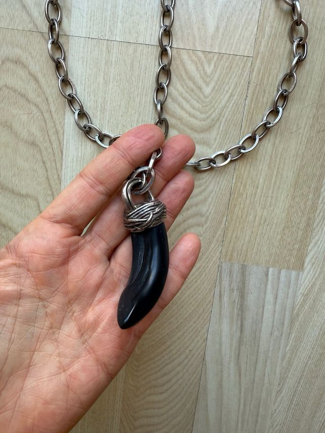 Collar Zamak Largo Cuerno Negro Resina UNOde50