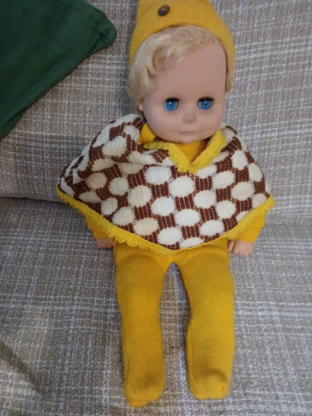 Muñeca vintage conjunto de poncho gorro y pelele.