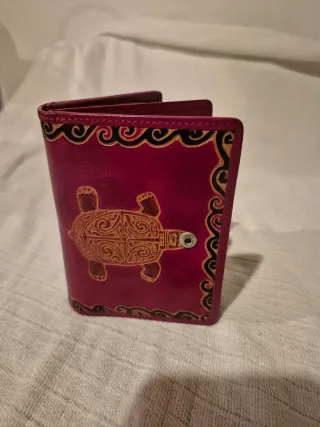 Billetera de piel con tortuga