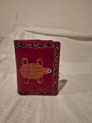 Billetera de piel con tortuga
