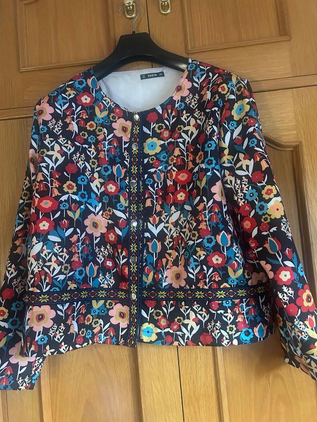 Cazadora SHEIN flores broches