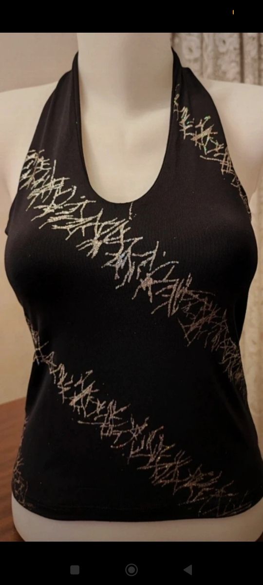 Top halter negro con diseño plateado