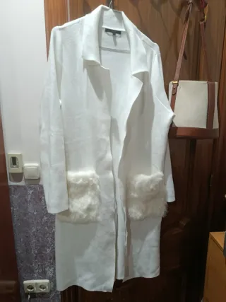 Abrigo de punto blanco con bolsillos peludos