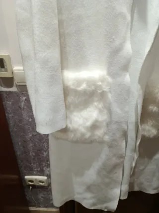 Abrigo de punto blanco con bolsillos peludos