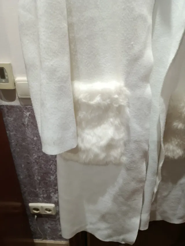 Abrigo de punto blanco con bolsillos peludos