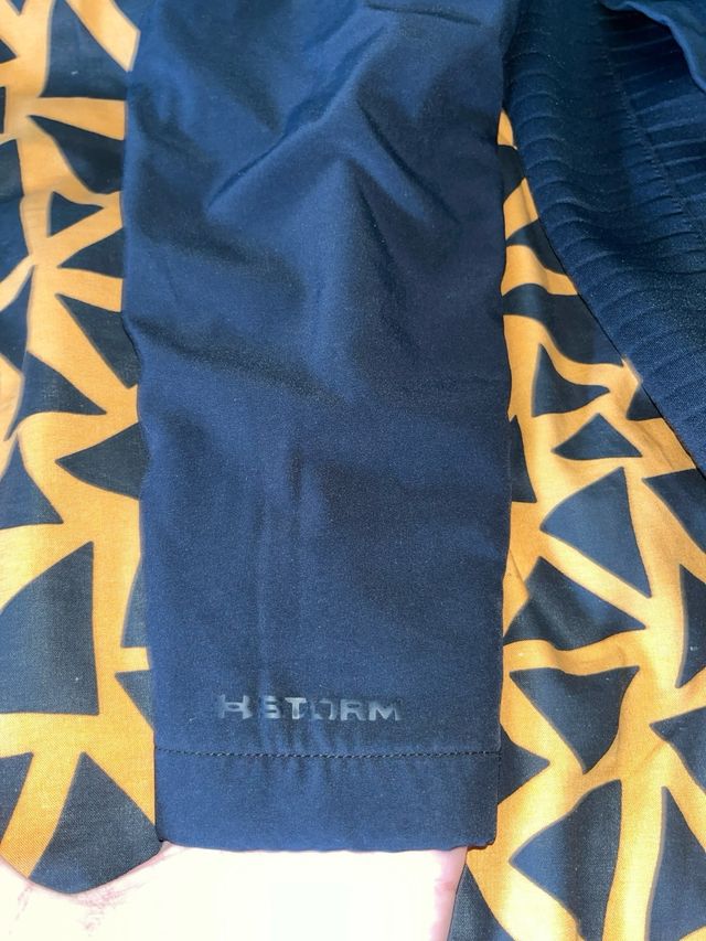 Chaqueta Under Armour Negra con Capucha