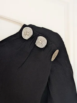 Blusa ba&sh negra botones joya