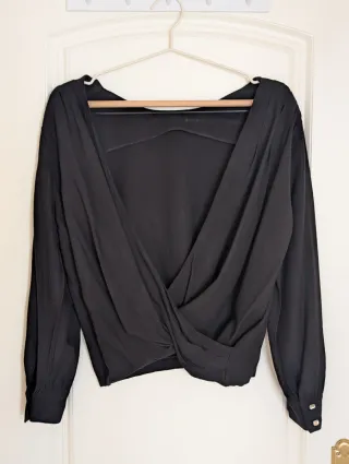Blusa ba&sh negra botones joya