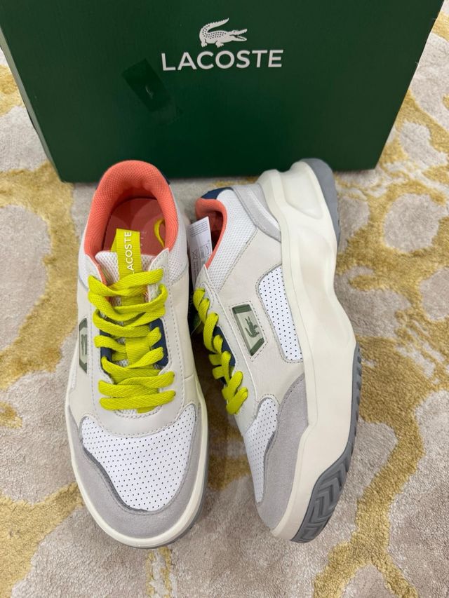 Zapatillas Lacoste grises y blancas