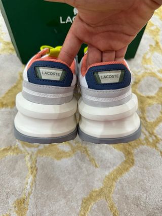 Zapatillas Lacoste grises y blancas