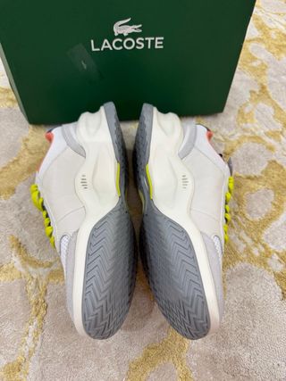 Zapatillas Lacoste grises y blancas