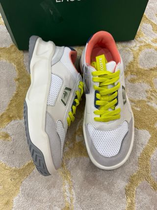 Zapatillas Lacoste grises y blancas