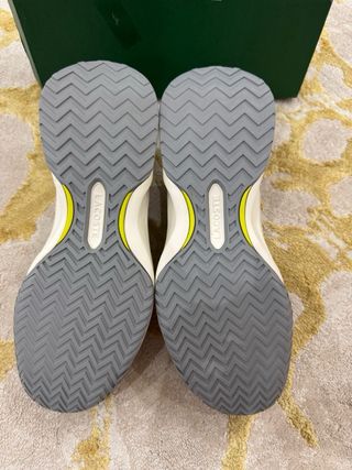 Zapatillas Lacoste grises y blancas