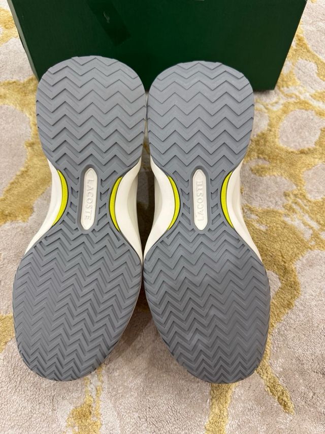 Zapatillas Lacoste grises y blancas