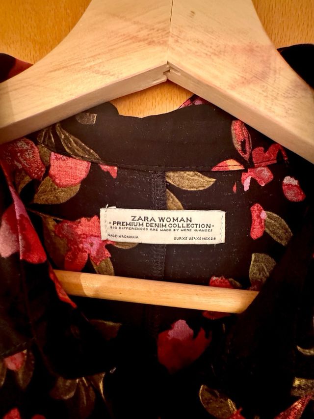 Vestido Zara floral negro y rosa