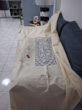 Tovaglia in puro lino ricamata per 6