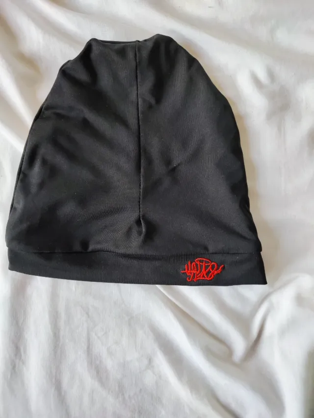 Gorro negro con bordado rojo