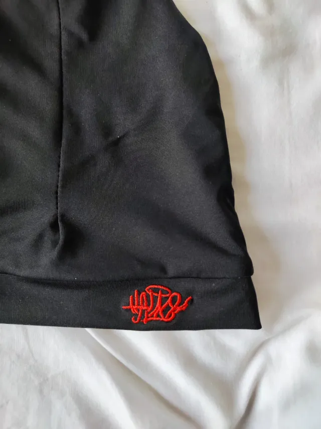 Gorro negro con bordado rojo