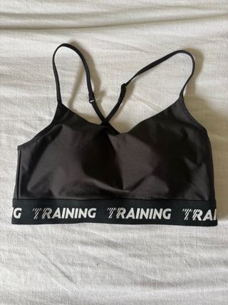 Top deportivo negro con logo TRAINING