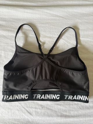 Top deportivo negro con logo TRAINING