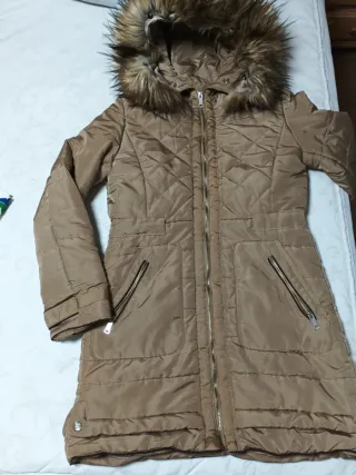 Chaquetón acolchado con capucha y pelo