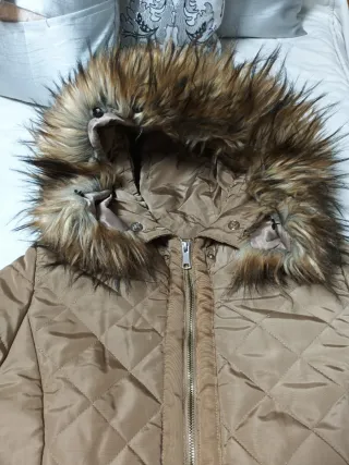 Chaquetón acolchado con capucha y pelo