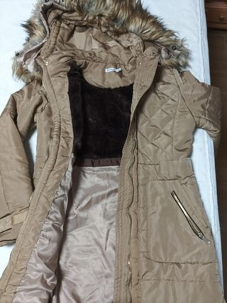 Chaquetón acolchado con capucha y pelo