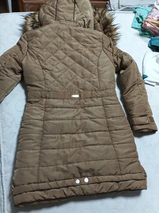 Chaquetón acolchado con capucha y pelo