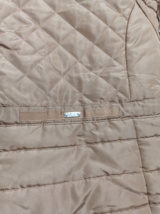 Chaquetón acolchado con capucha y pelo