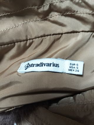 Chaquetón acolchado con capucha y pelo