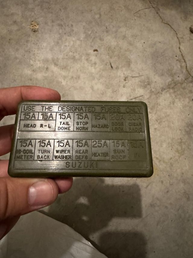 Tapa Caja Fusibles Suzuki vitara